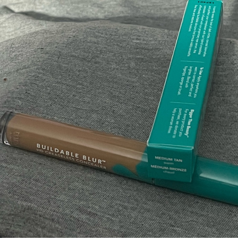 Medium Tan Thrive Causemetics Buildable Blur HD Creaseless Concealer